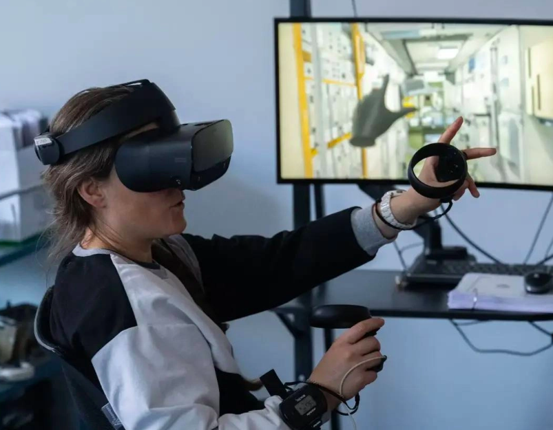 Фото Опубликованы кадры выхода на виртуальную орбиту космонавта из Новосибирска Анны Кикиной 3